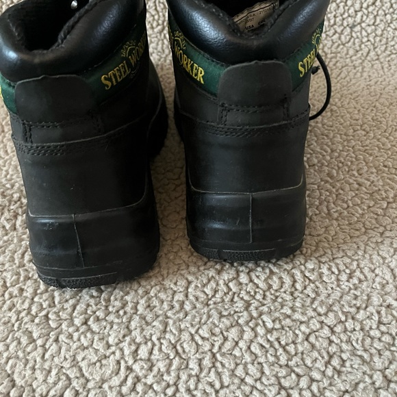 Size 6.5 CSA approved work boots - Picture 9 of 10